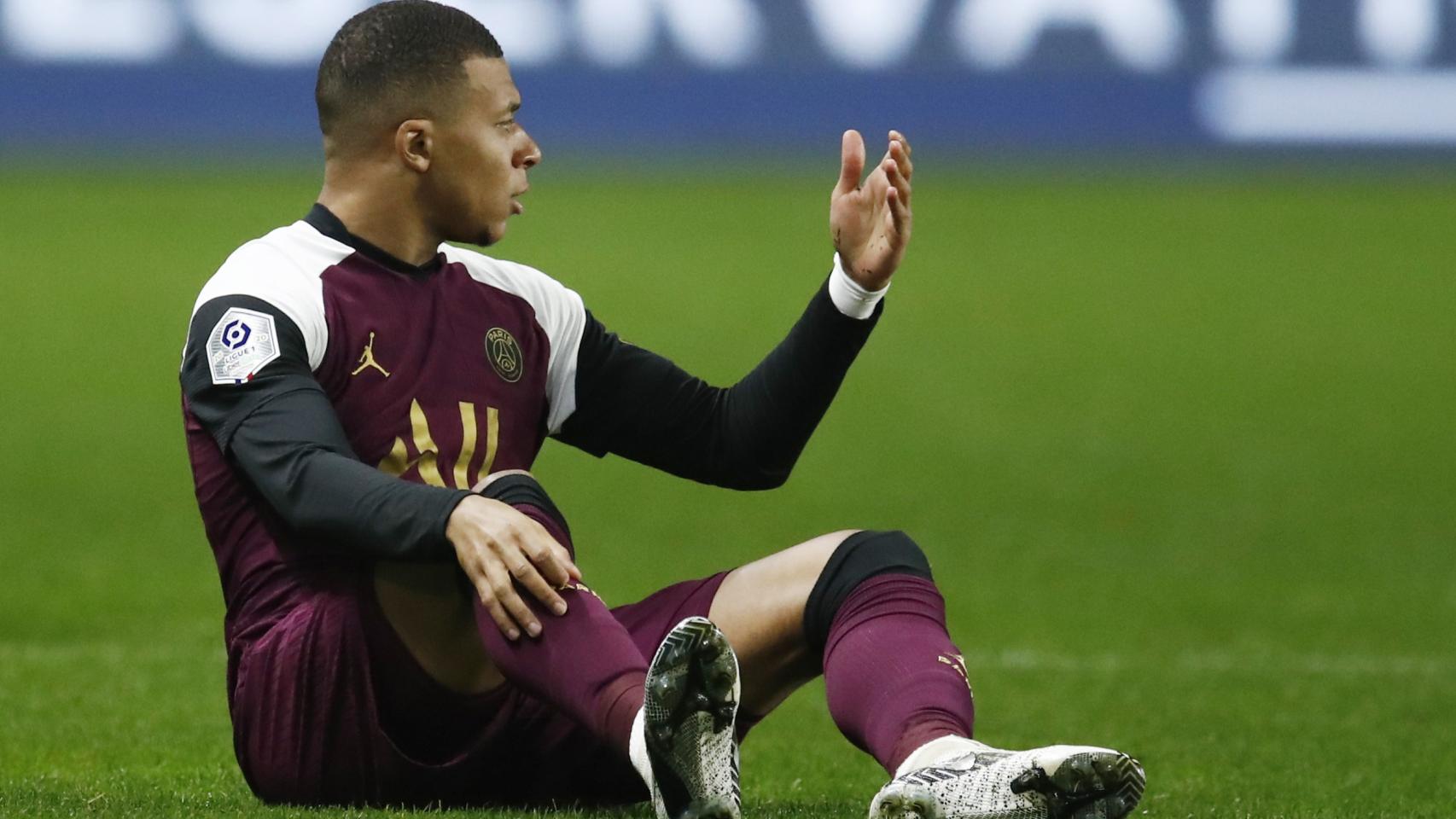 Mbappé se lamenta en el terreno de juego
