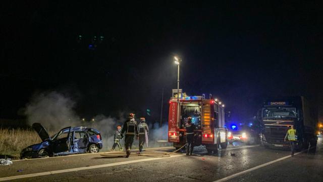 Imagen de archivo de los bomberos de Burgos trabajando en un incendio en la N-120