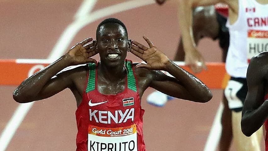 Conselus Kipruto celebra una victoria