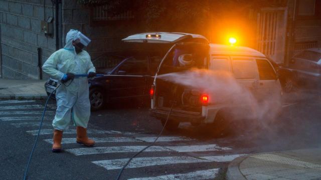 Operario municipal realiza labores de desinfección en Orense.