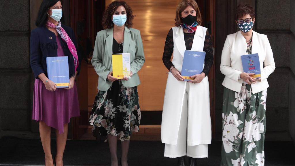 La ministra de Hacienda, María Jesús Montero, junto a tres secretarias de Estado en los PGE 2021.