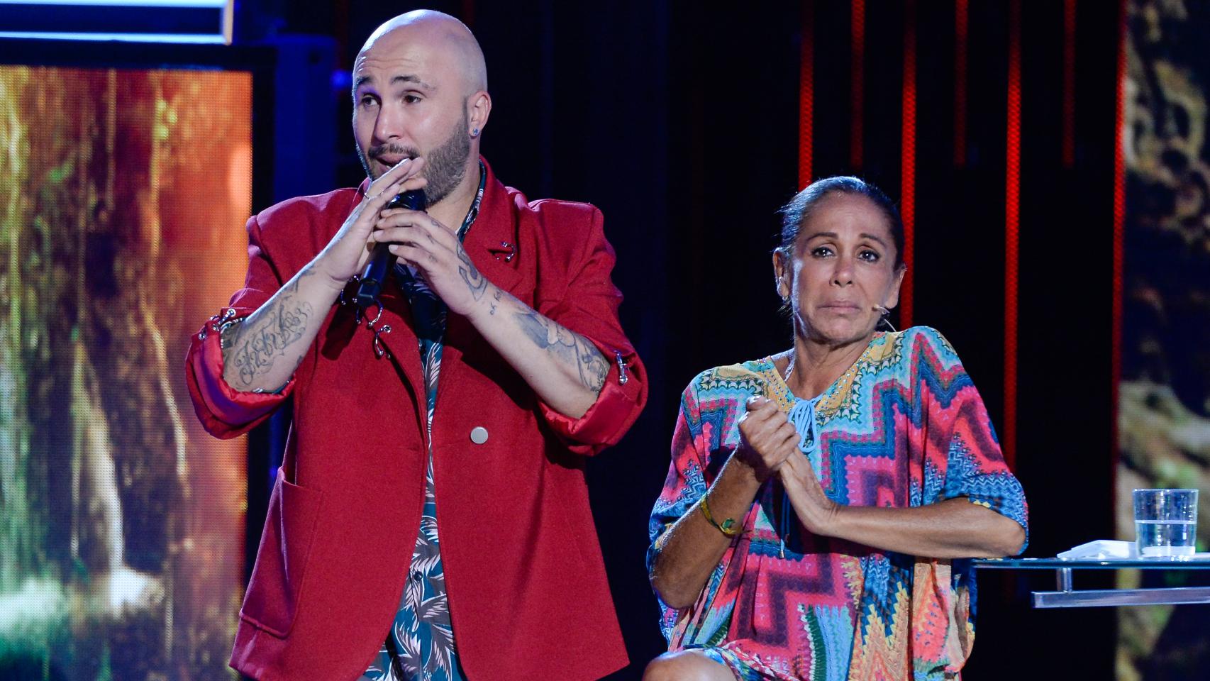 Kiko Rivera junto a Isabel Pantoja, en la llegada de la cantante a España tras concursar en 'Supervivientes'.