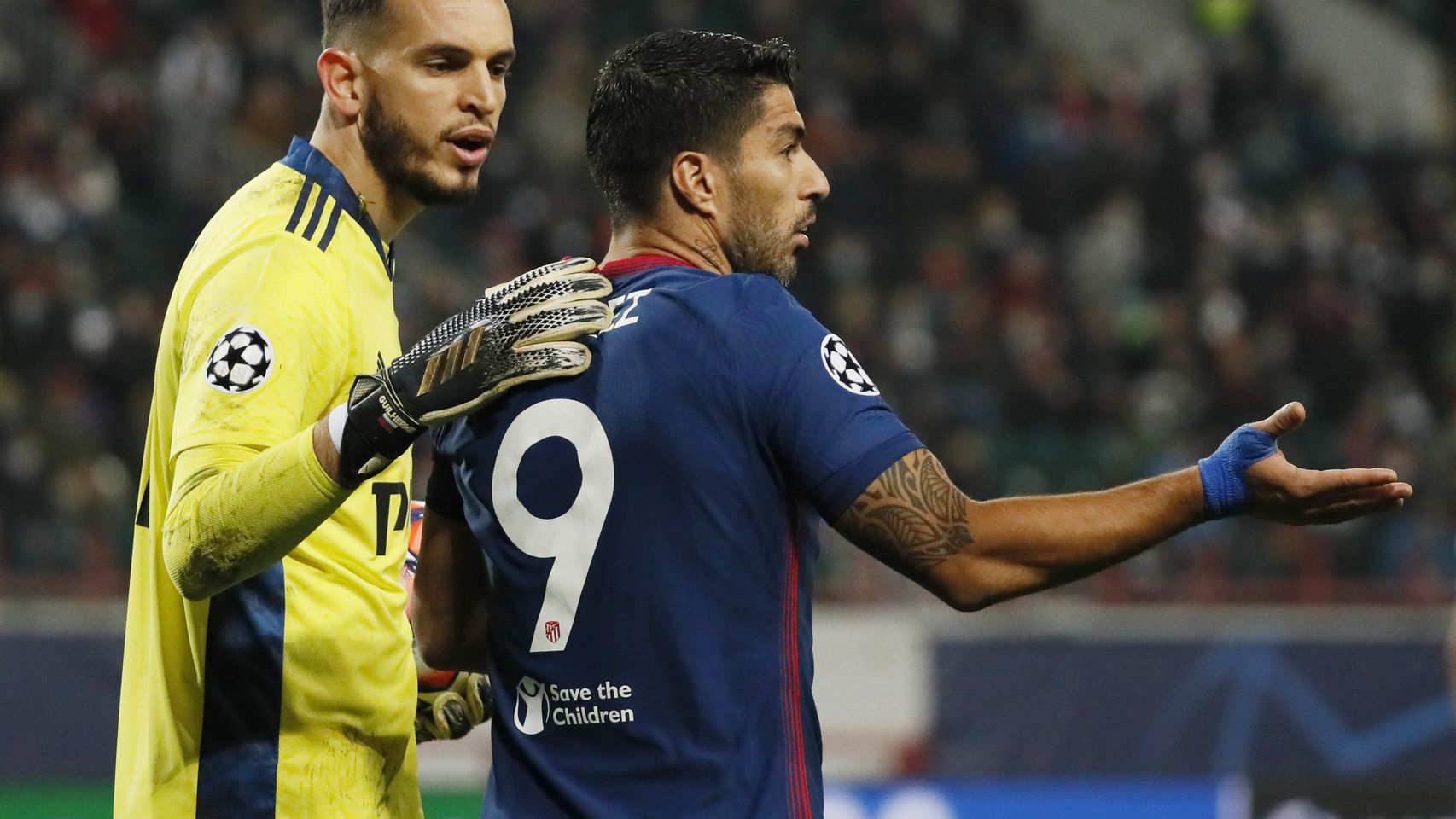 Luis Suárez protestando durante un partido del Atlético