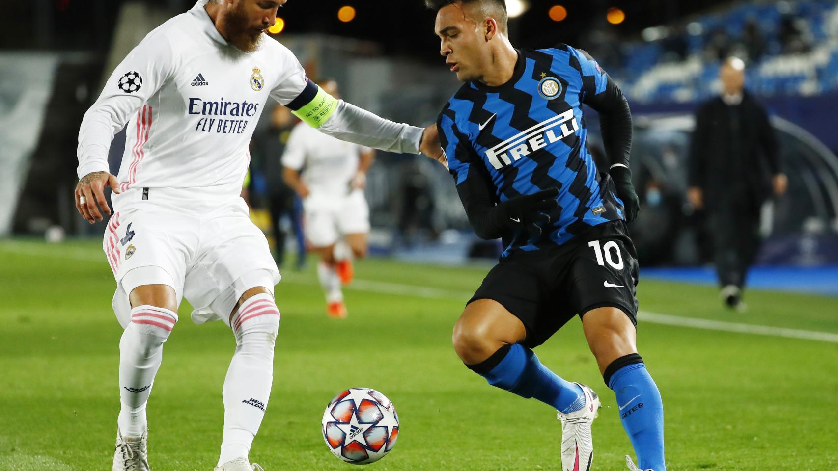 Sergio Ramos y Lautaro Martínez pelean por un balón