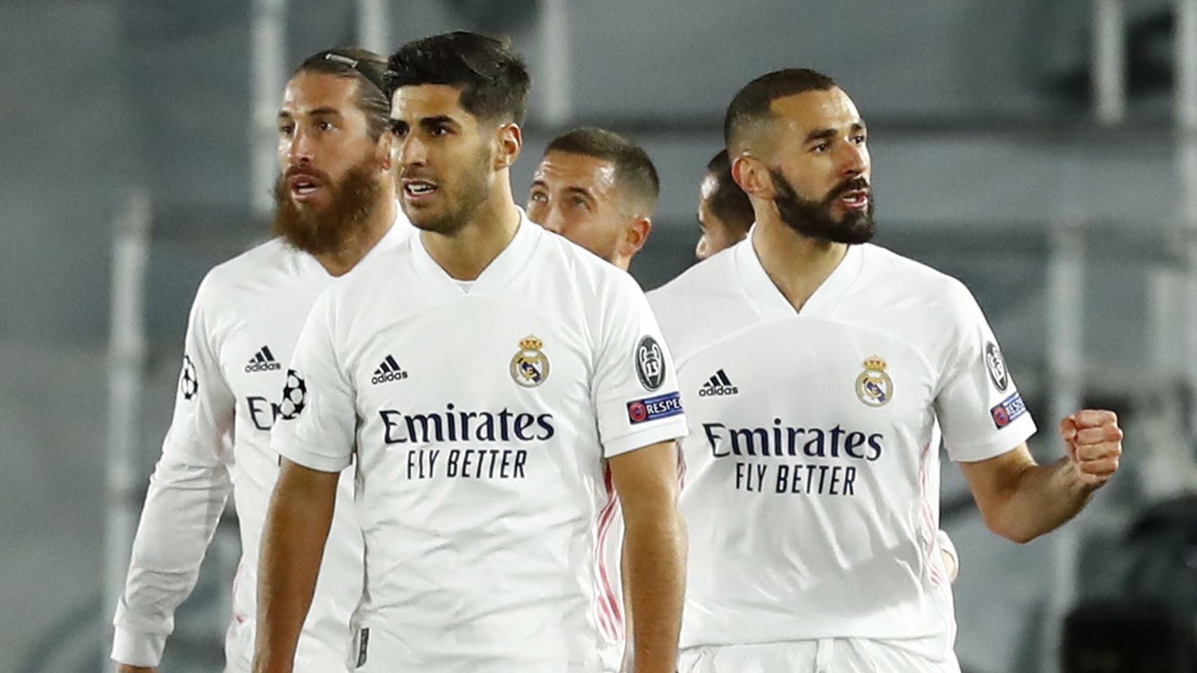 Los jugadores del Real Madrid felicitan a Benzema por su gol al Inter de Milán
