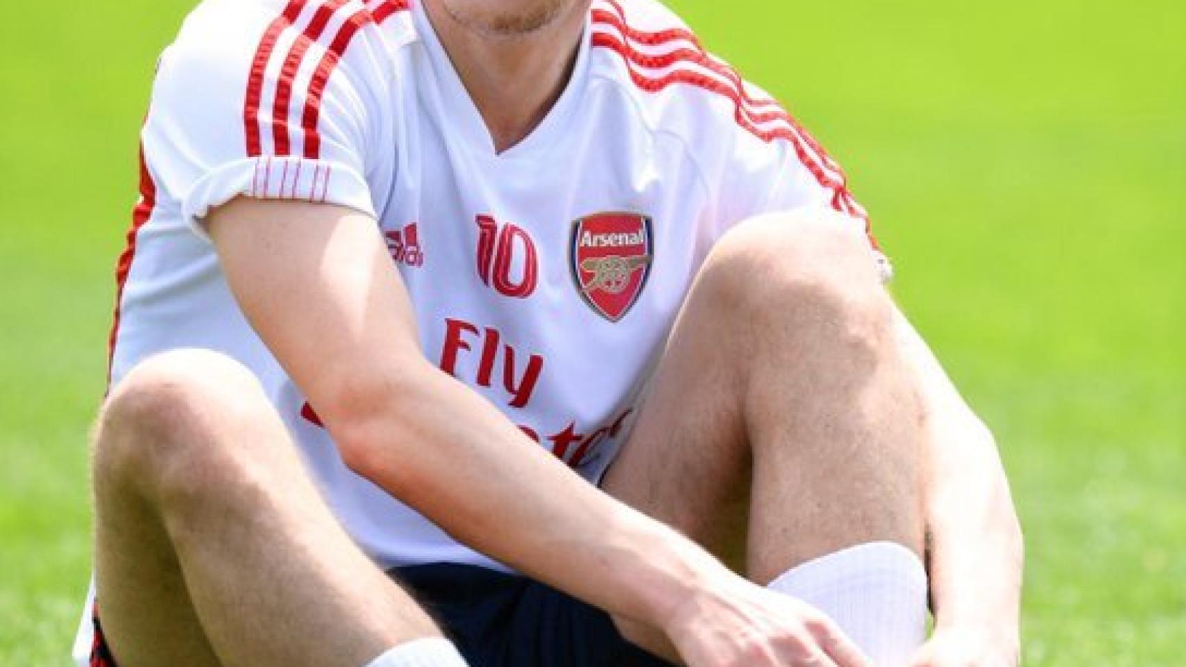 Özil durante un entrenamiento con el Arsenal
