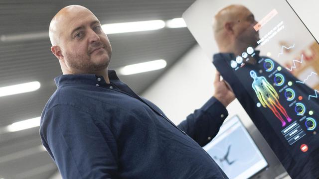 El CEO de ActiMirror, Víctor Ruiz, con su espejo inteligente Lunna, en Lanzadera (Valencia).