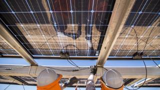 Unos operarios de Soltec revisan unos paneles solares.