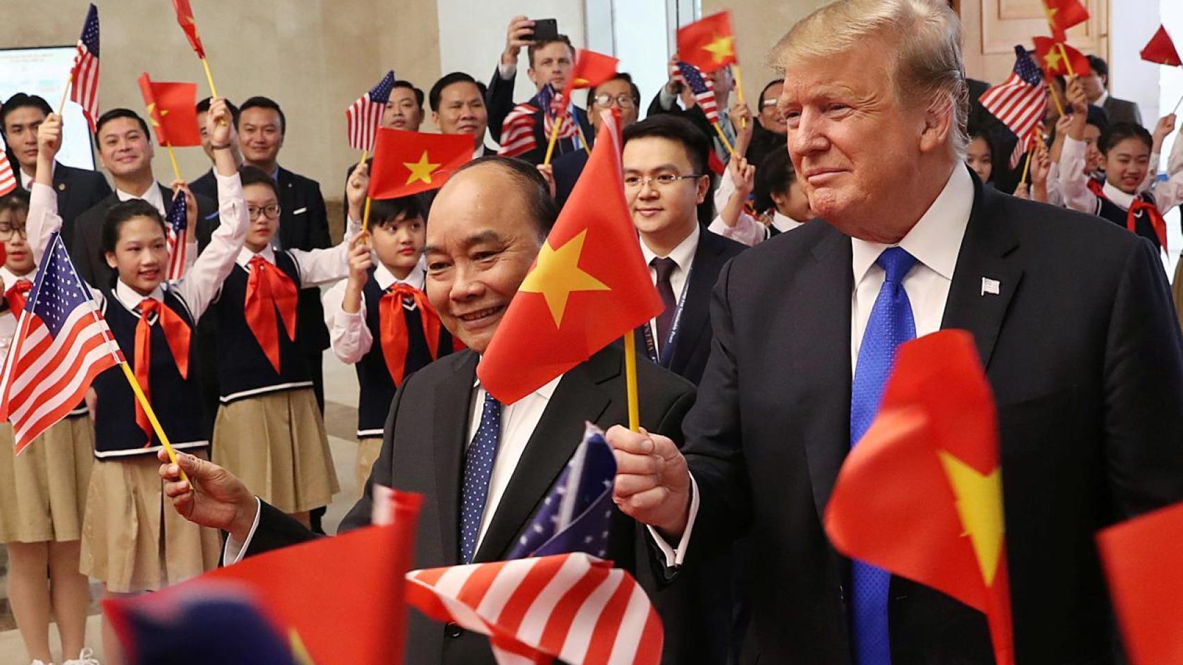 El presidente de Estados Unidos, Donald Trump, y el primer ministro de Vietnam, Nguyen Xuan Phuc.
