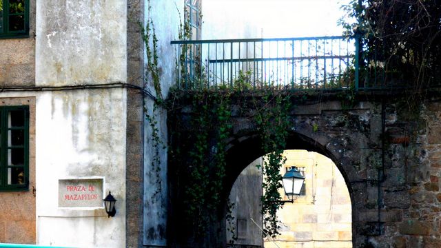 El Arco de Mazarelos, el último vestigio de una puerta de la muralla de Santiago