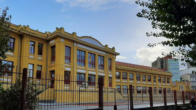 El centro escolar Curros Enríquez de A Coruña, un edificio que no siempre fue un colegio