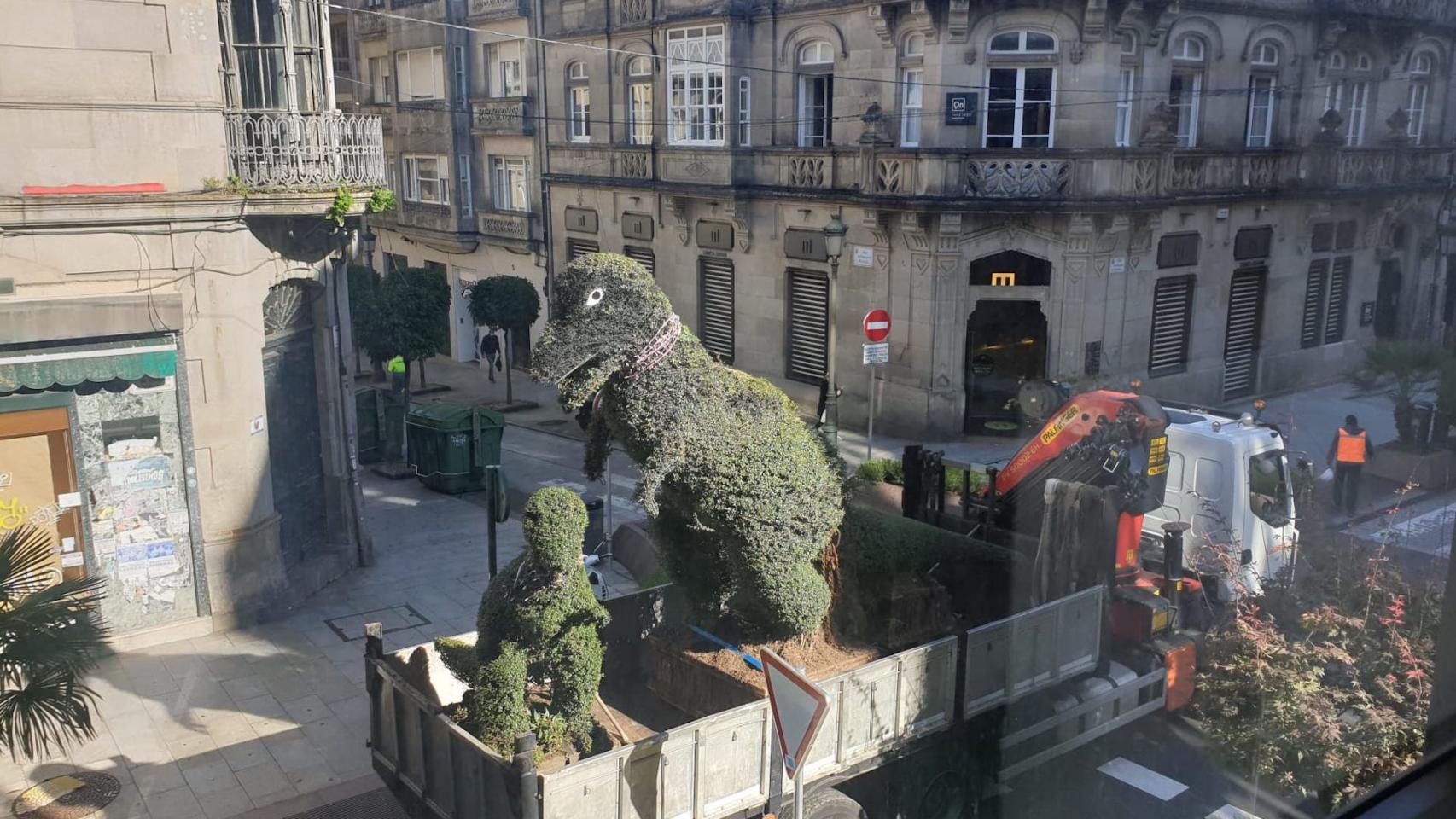 El Dinoseto durante su traslado, esta mañana.