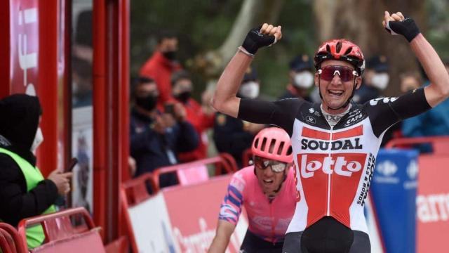 Tim Wellens celebra su triunfo en la etapa 14 de La Vuelta 2020