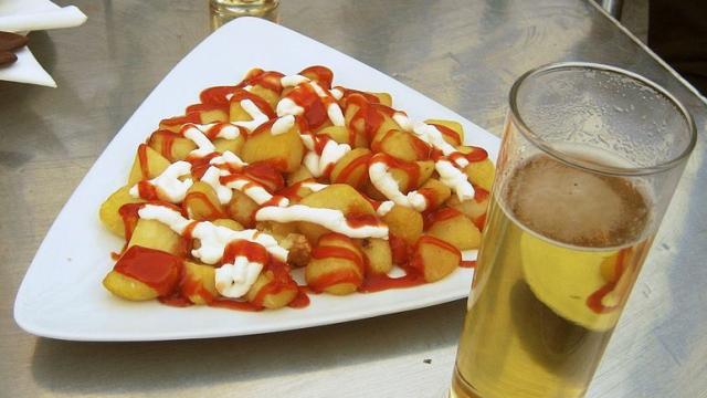 Una ración de bravas con una clara.
