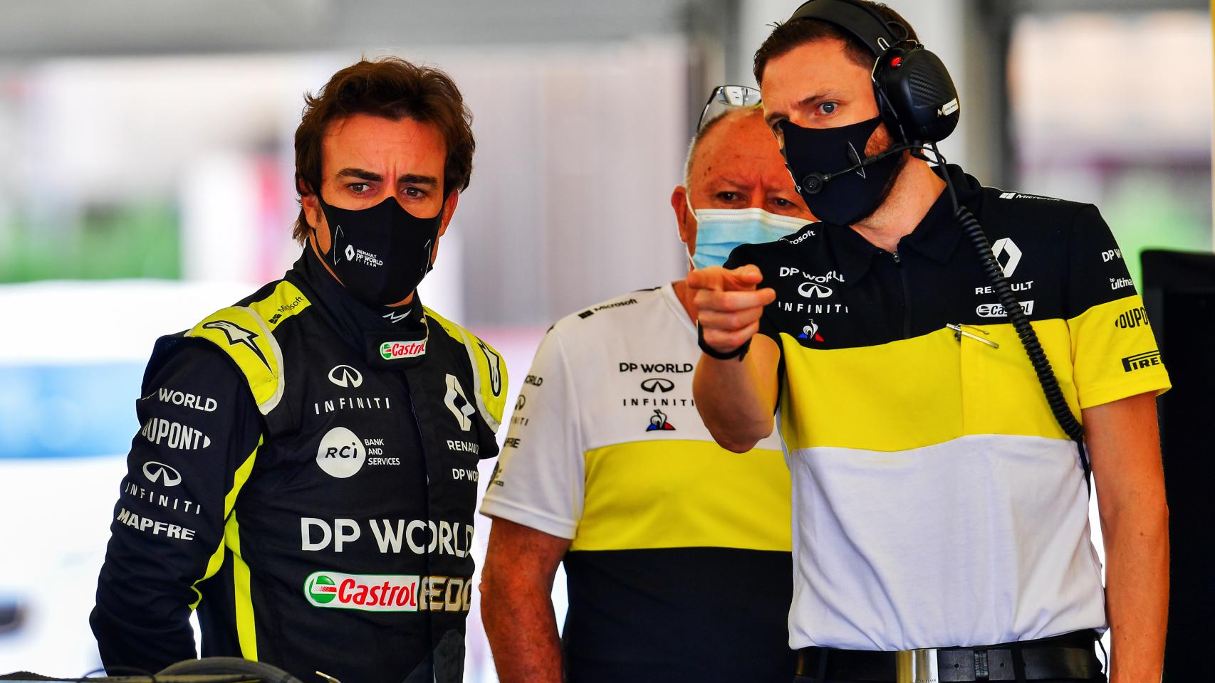 Fernando Alonso recibe órdenes de un ingeniero de Renault F1