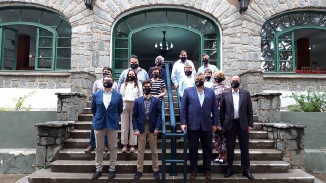 El embajador Jesús Silva (centro-derecha) e Ibane Azpiritxaga, presidente del centro Vasco de Caracas.