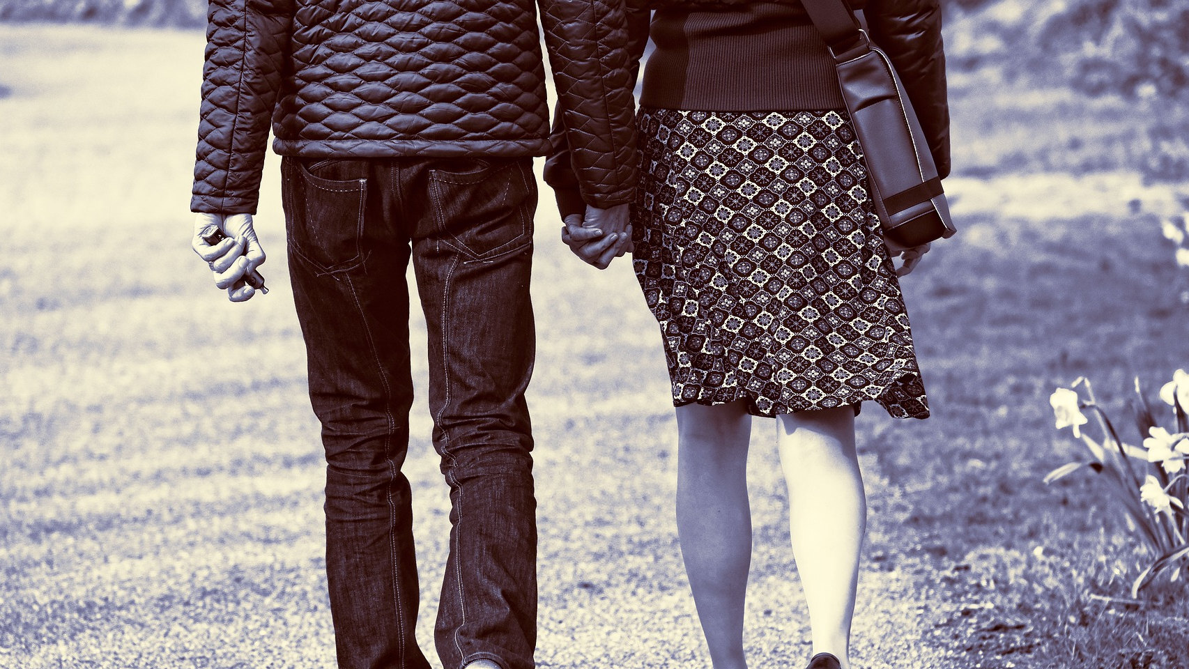 Dos personas van de la mano