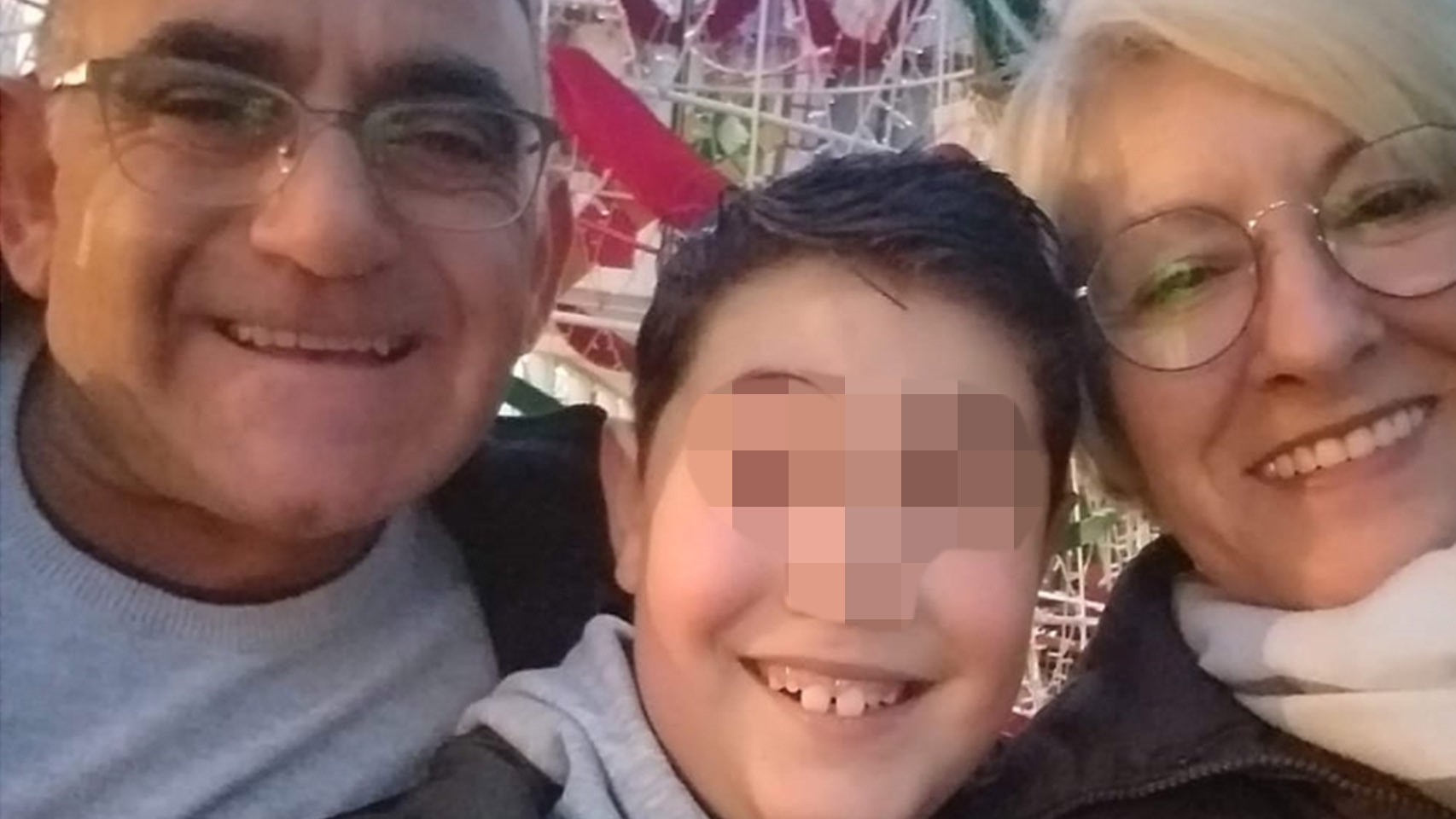 José Antonio, el pequeño Aitor, y Marta, en una imagen cedida a este diario para denunciar las circunstancias de la muerte del menor.
