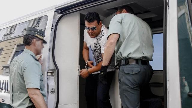 Dos agentes de la Guardia Civil trasladan al juzgado a Carlos Javier Rojas, 'el hijo de Satán', tras su detención, en 2012.