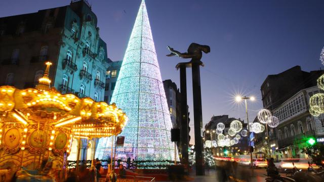 Puerta del Sol de Vigo iluminada durante la Navidad.