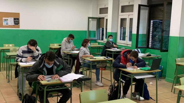 Interior del aula de un colegio.