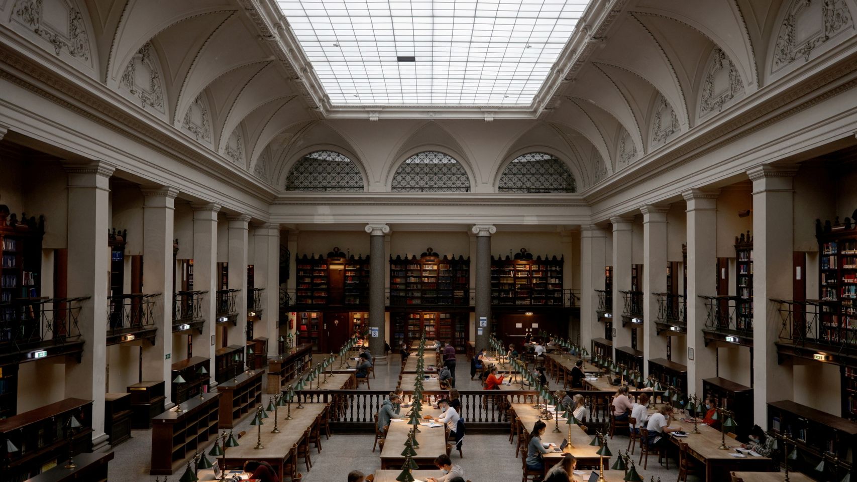 Una librería llena de estudiantes.