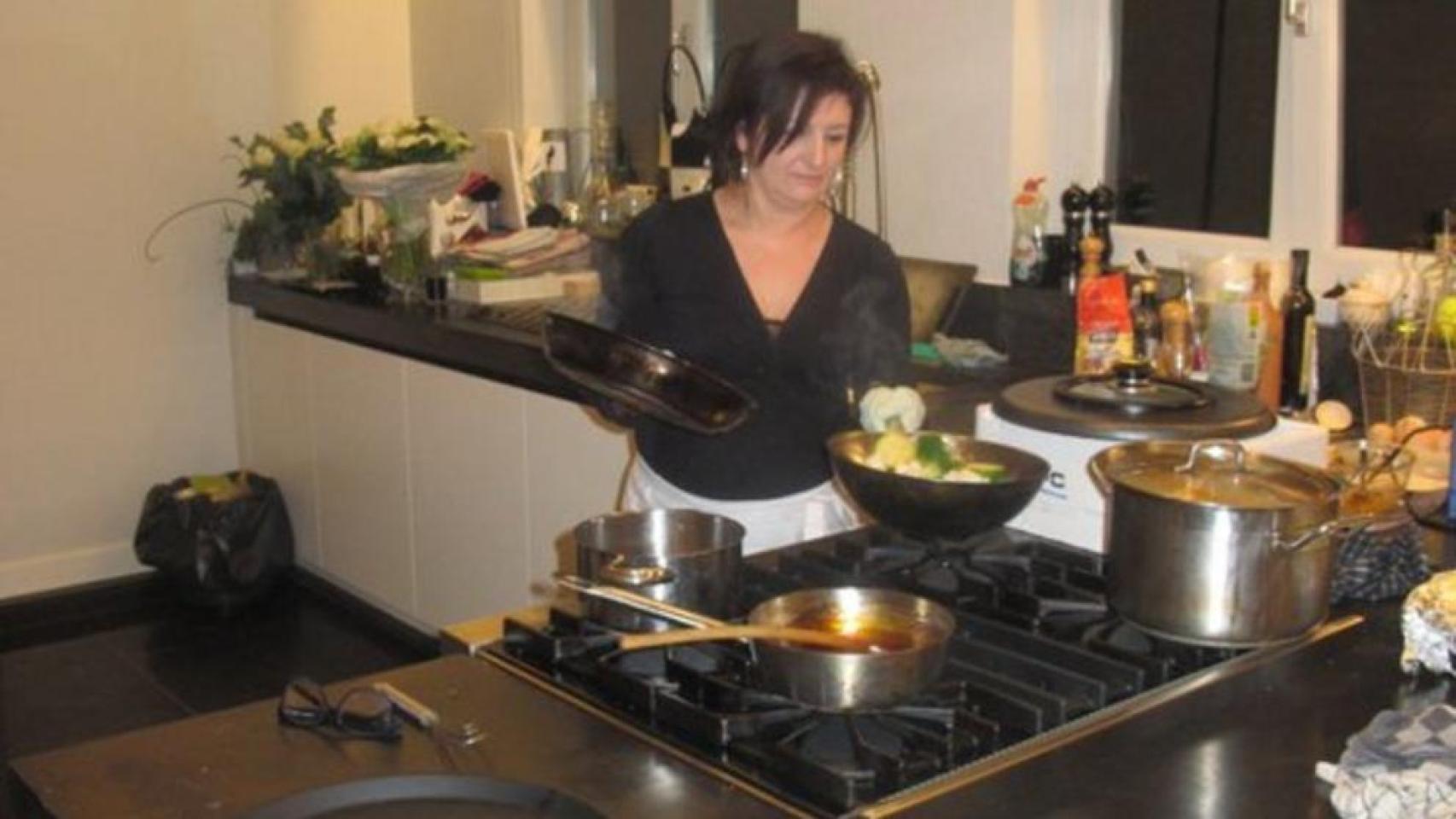 La etarra, cocinando, durante su nueva vida en Bélgica.