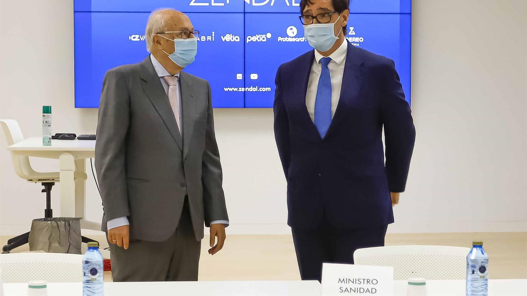 El Ministro de Sanidad, Salvador Illa, junto al presidente del grupo Zendal, Pedro Fernández Puentes, durante su visita a las instalaciones de O Porriño.