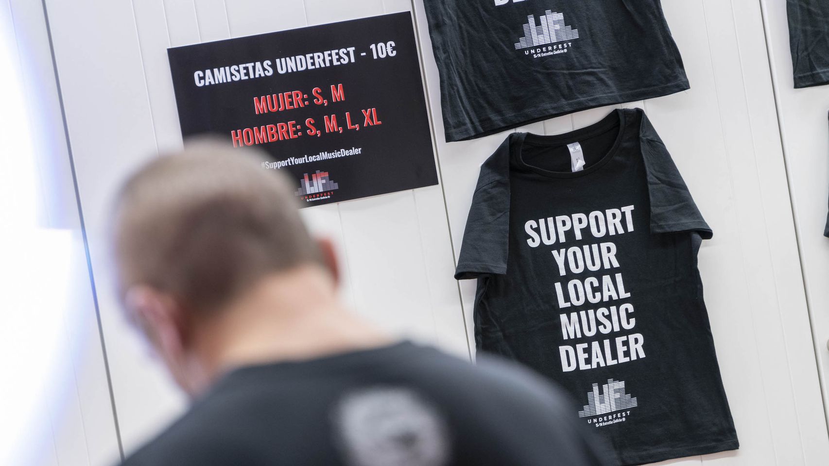 Venta de camisetas solidarias durante el festival Underfest.