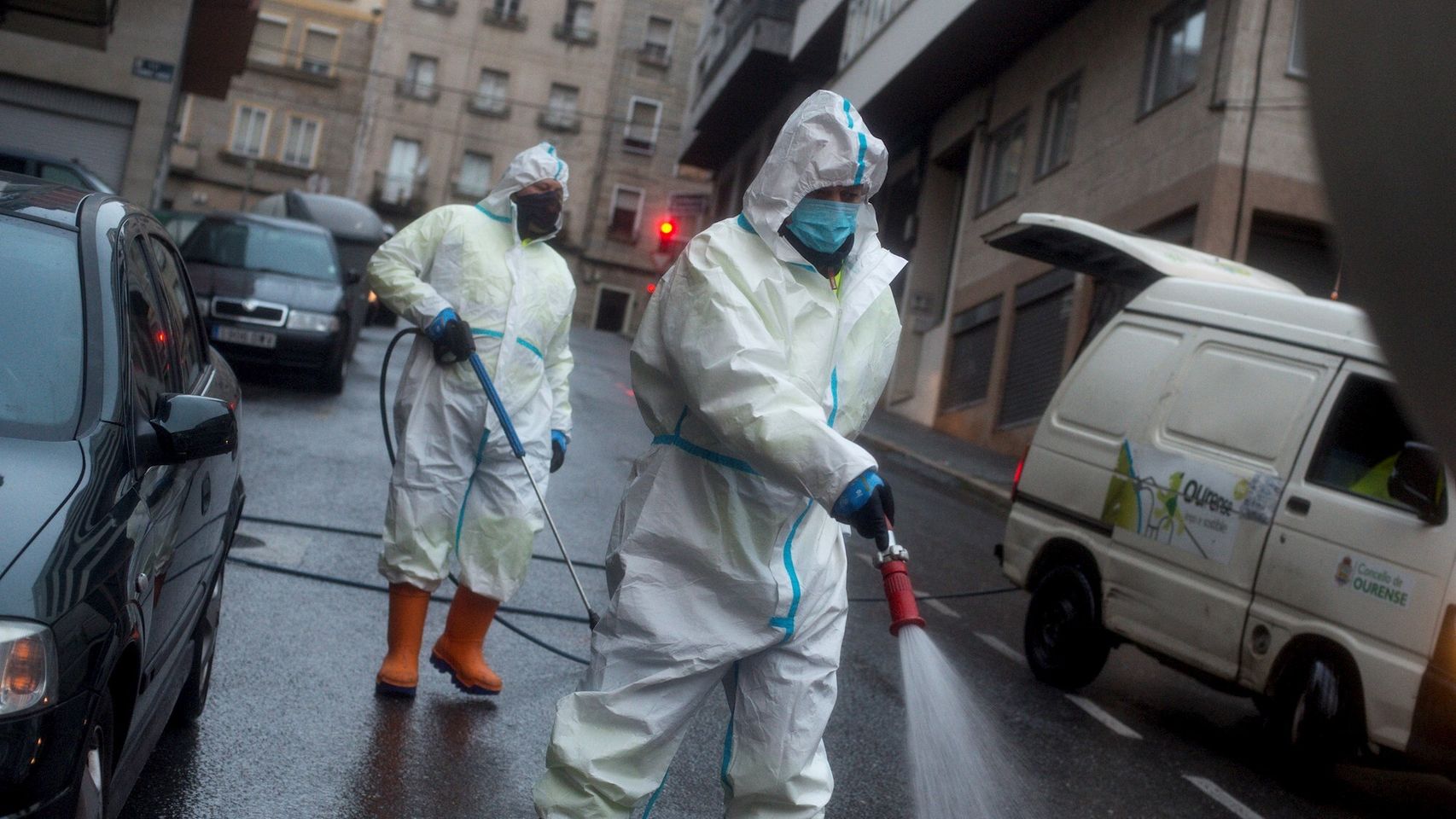 Operarios municipales realizan labores de desinfección en una calle de Orense.