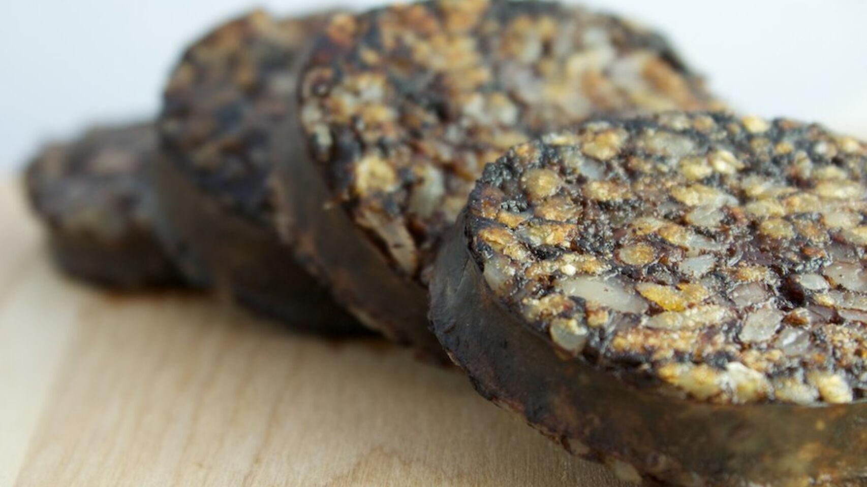 Varias rodajas de morcilla sobre una tabla.