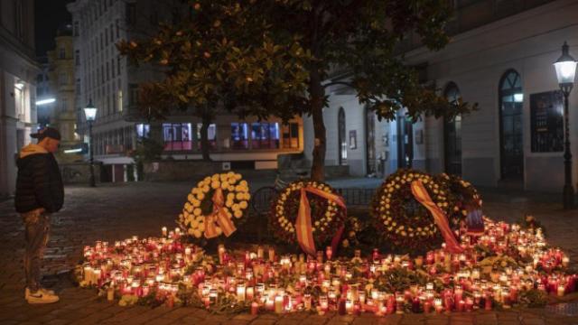 Ofrenda en el lugar del atentado terrorista en Viena.