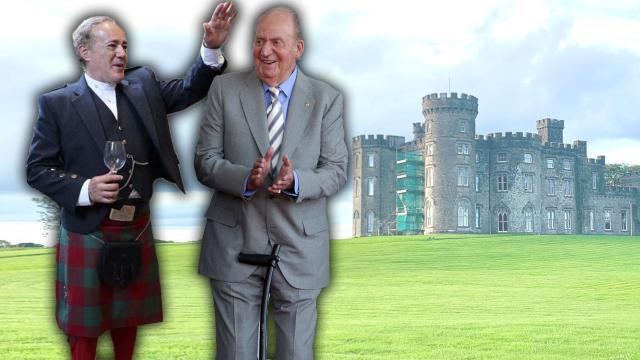 Allen Sanginés-Kraus, a la izquierda, junto a Juan Carlos I. De fondo, su castillo.