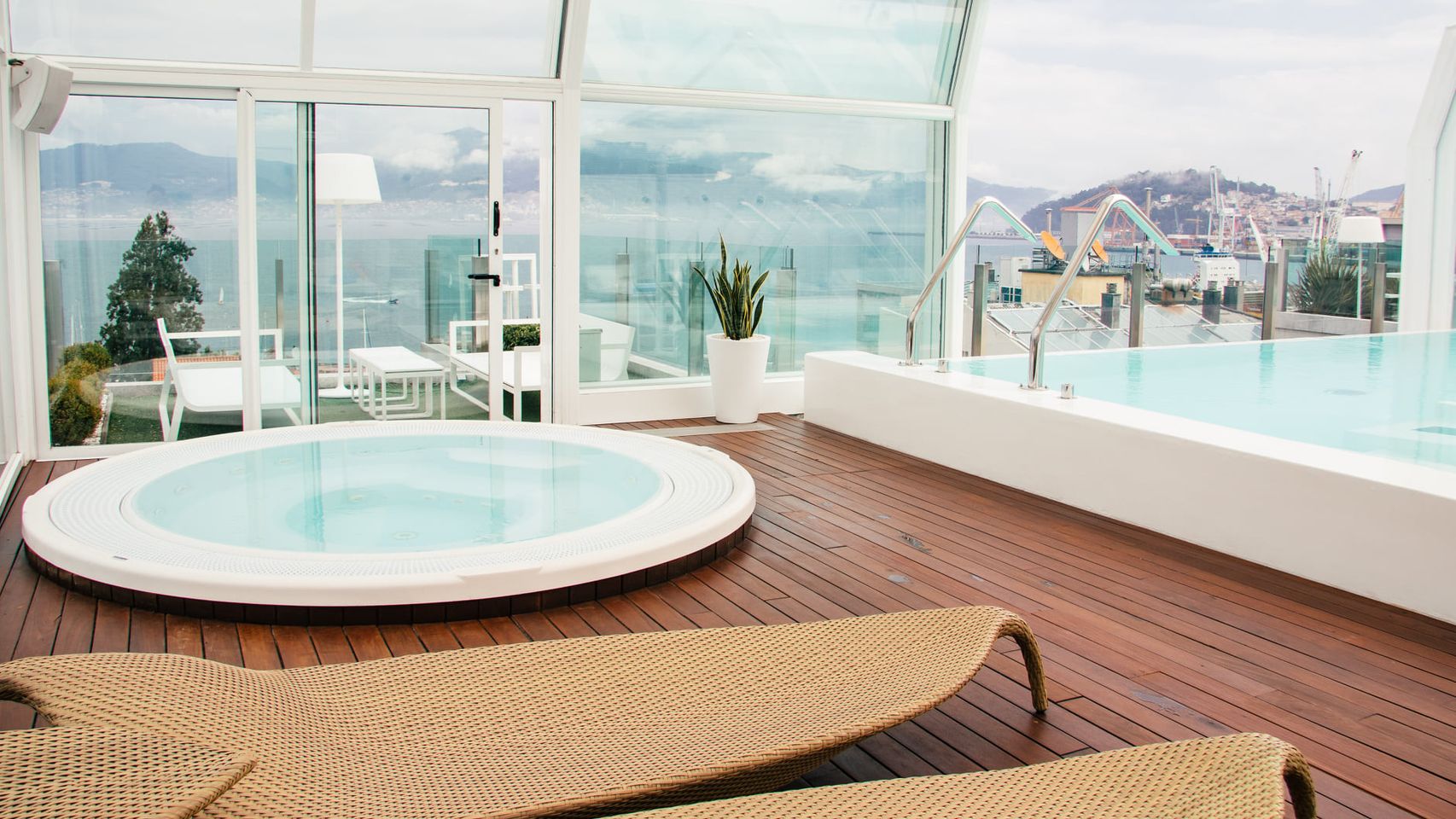 Terraza-spa del Gran Hotel Nagari en Vigo.