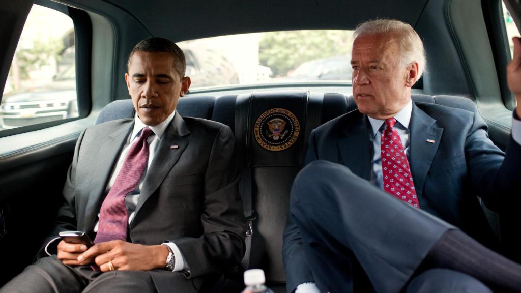 Barack Obama y Biden, presidenten y vicepresidente, dentro del coche presidencial.