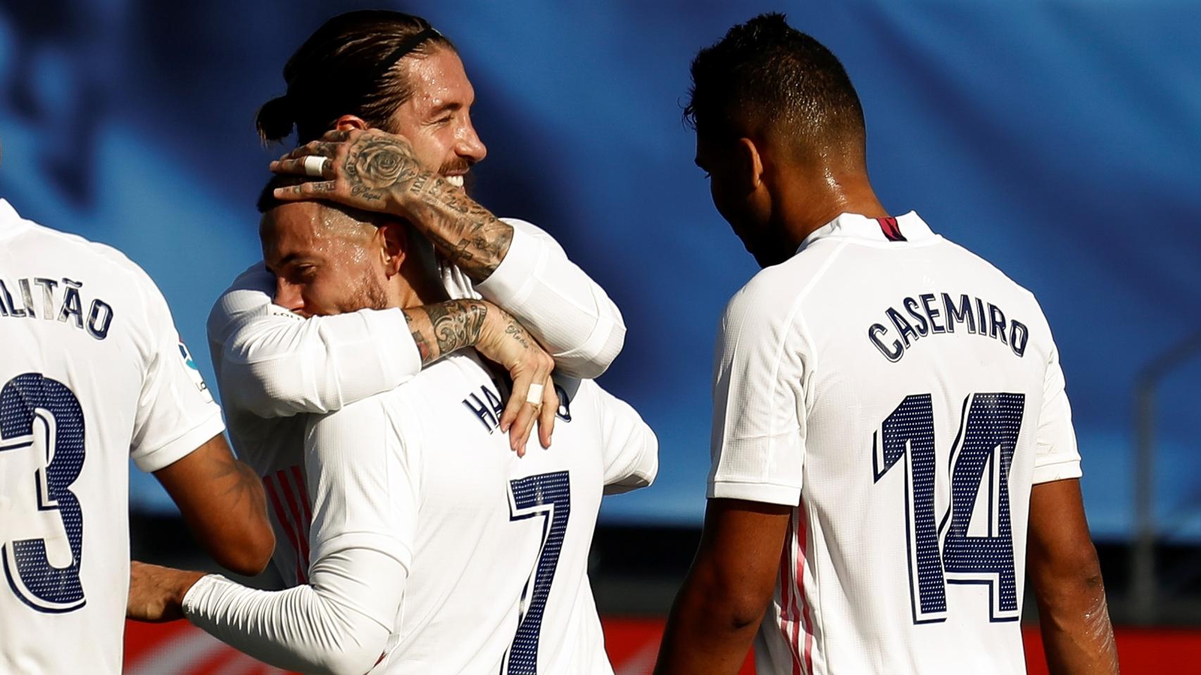 Hazard y Casemiro celebran un gol con Sergio Ramos