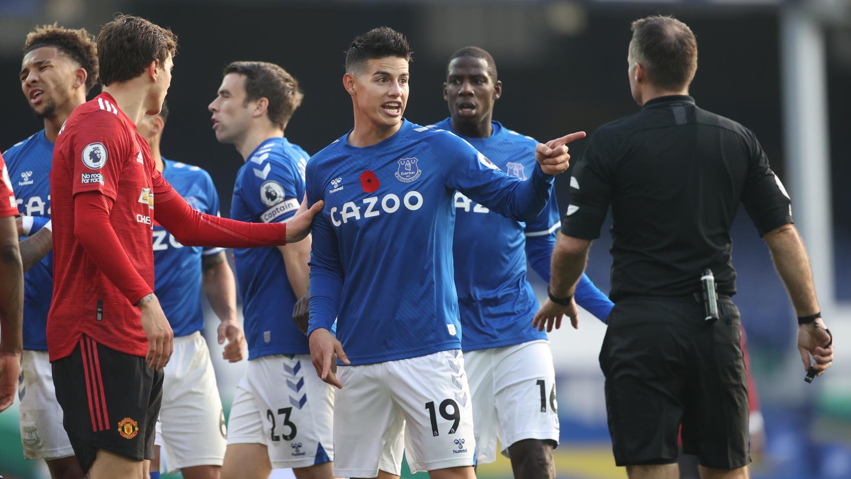 James Rodríguez protestando durante el duelo entre el Everton y el Manchester United