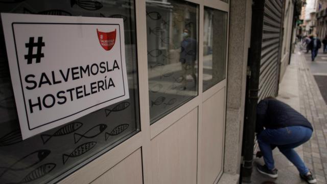 Un restaurante con la persiana echada.