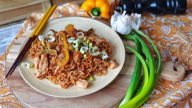 Tallarines chinos de pollo y verduras
