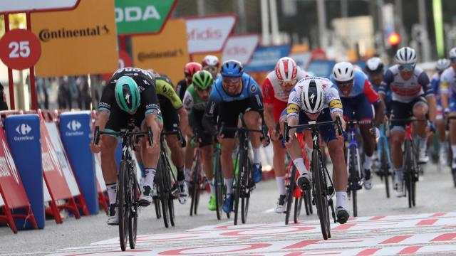 Ackermann vence a Sam Bennett en el sprint de Madrid