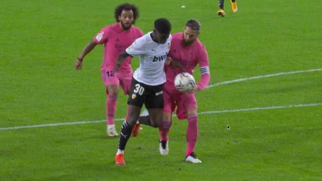 Penalti por mano de Sergio Ramos