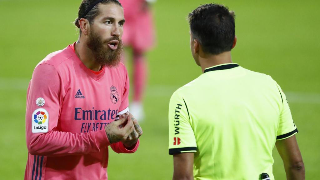 Sergio Ramos protesta a Jesus Gil Manzano una decisión arbitral