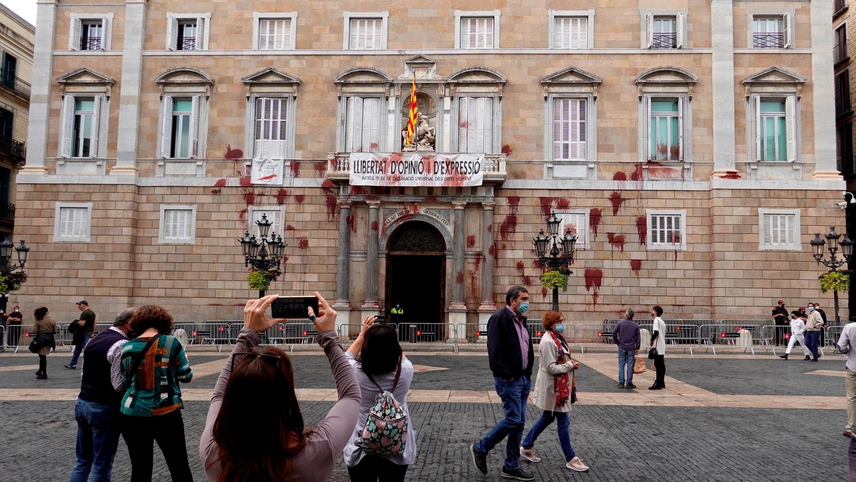 La fachada de la Generalitat, tras las pintadas.