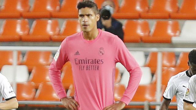 Raphael Varane, durante el partido entre el Valencia y el Real Madrid