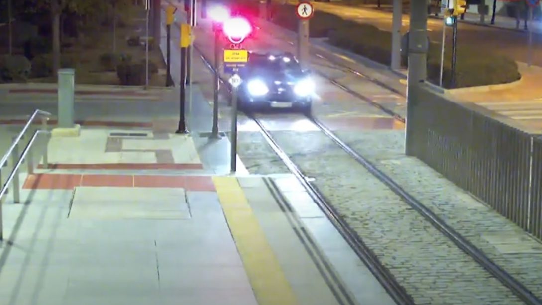 El coche en las vías del tren.