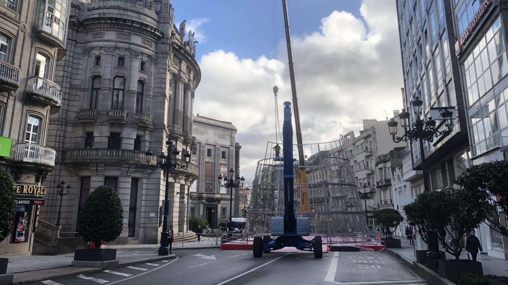 Avance de la instalación del árbol de luces en la calle Policarpo Sanz de Vigo.