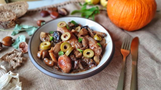 Butifarra con setas y ciruelas, un guiso de otoño con aire catalán