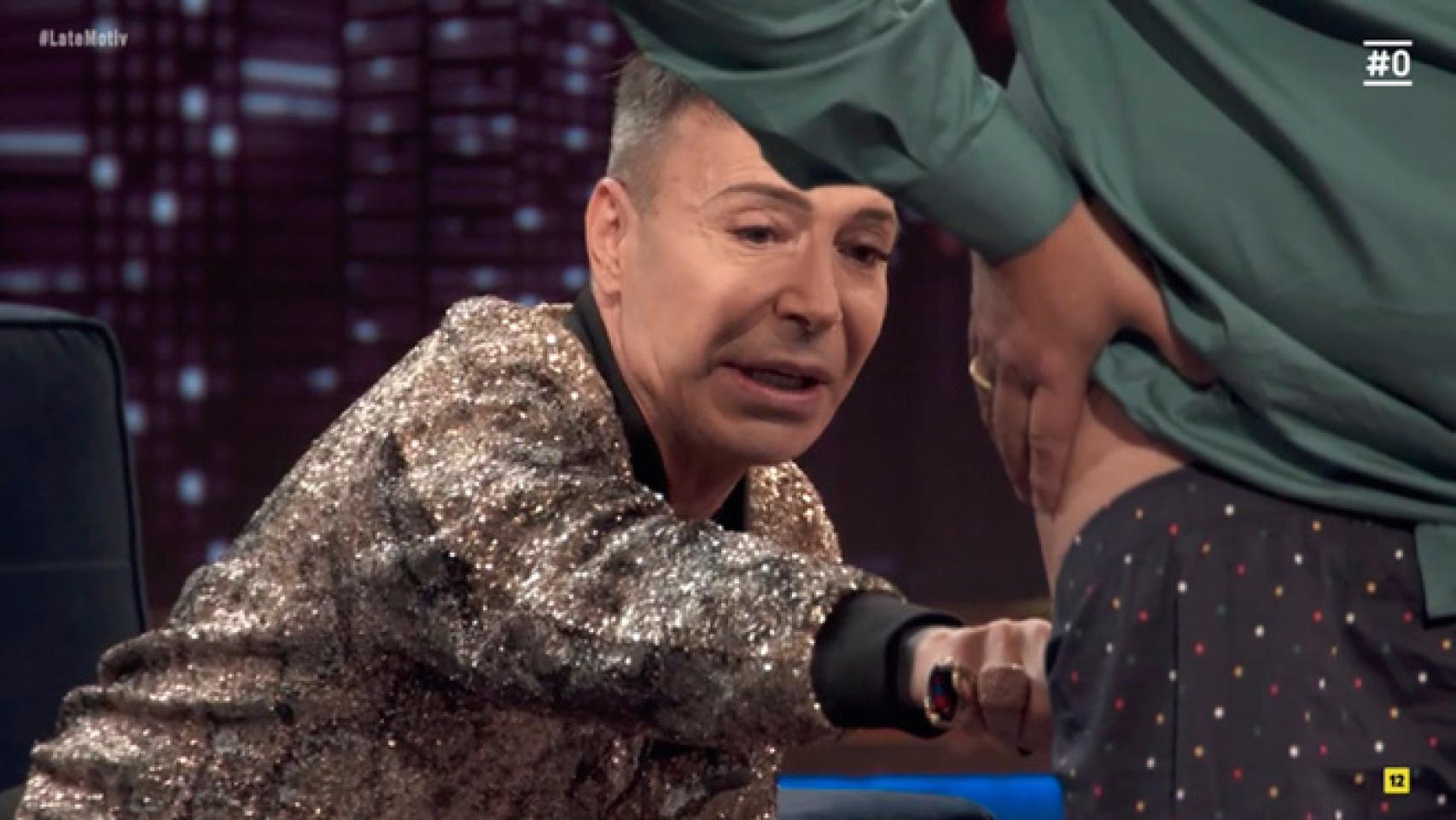 El Maestro Joao 'leyendo' el trasero del presentador Andreu Buenafuente en 'Late Motiv'.
