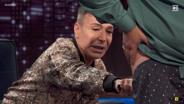 El Maestro Joao 'leyendo' el trasero del presentador Andreu Buenafuente en 'Late Motiv'.