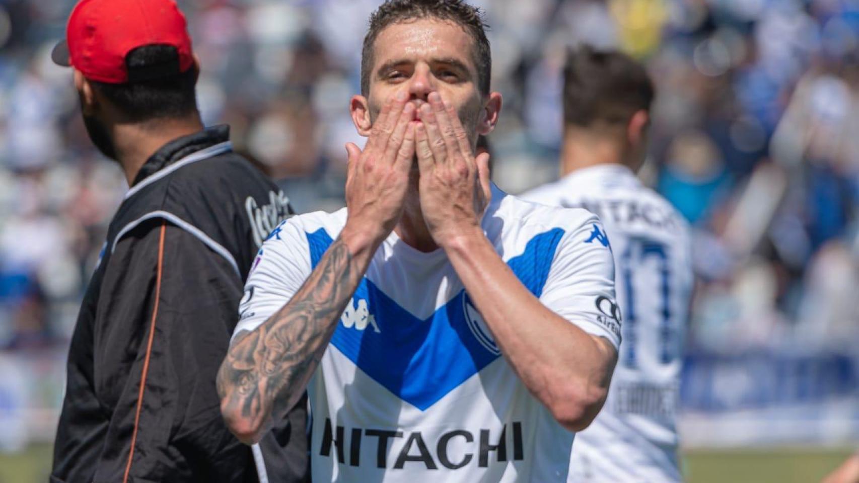 Fernando Gago durante un partido de Vélez